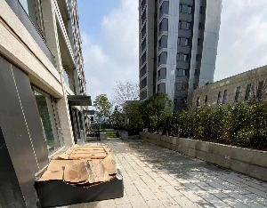 楼盘交付时，两户业主已完成违建，富力地产和天力物业谁给开的绿灯？