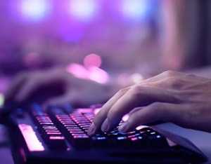 终止还是中止？《掌门太忙》陷停服风波，玩家想问华清飞扬要个说法