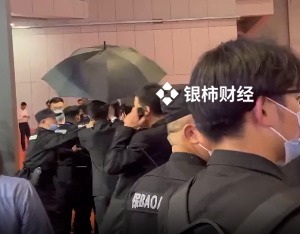 现场视频｜女主播疑与宝马mini展台工作人员起争执，被安保人员带走