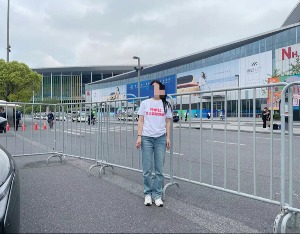 车顶维权女车主再现上海车展：特斯拉没来我很可惜