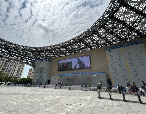 家门口的国际性赛事将让我特别自豪 绍兴柯桥市民体验亚运攀岩项目