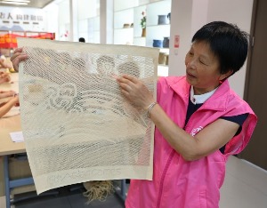 温岭民间高手用一根根细草绳编织“潮涌”献礼亚运