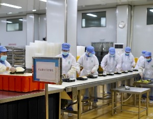 如何吃得安心又安全？越城“护航亚运”严把食物供应关