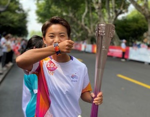 杭州亚运火炬手王霜：希望体育精神“薪火相传” 追风不止