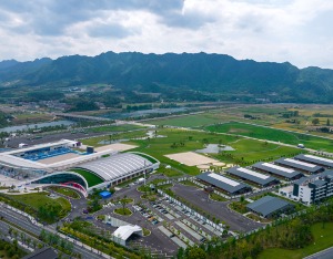 “人、马、物”高效通关 杭州亚运会首批境外参赛马顺利运抵桐庐