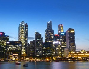 绿地上半年净利腰斩背后，房地产踌躇不前，金融业务小步快跑