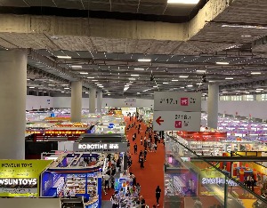直击广交会｜玩具展区开馆首日人流不及预期，展商“各显神通”揽客
