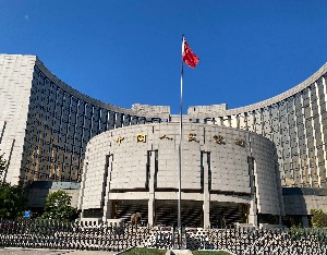 中国人民银行行长：今年将择机降准降息