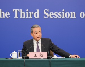 王毅：借台湾生事，就是给日本找事