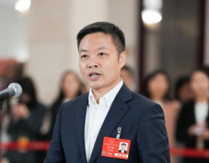 全国人大代表何小鹏：计划2026年量产分体式飞行汽车“陆地航母”