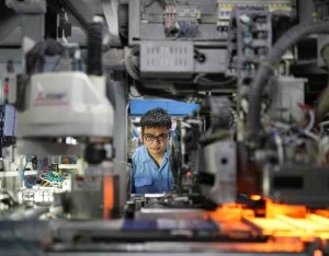 人社部部长：推动工资分配向生产一线和急需紧缺的技能人才倾斜