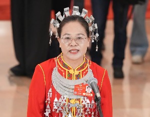 全国政协委员黄丽萍：乡村要振兴 一靠好政策 二靠产业振兴