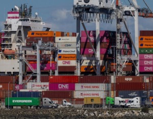 人民日报评论员：面对美滥施关税的乱拳，我们心中有数、手上有招