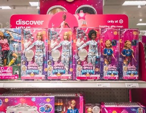 关税政策冲击美国玩具行业，芭比娃娃涨价42.9%