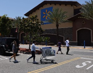 美财长：沃尔玛会“咽下部分关税”