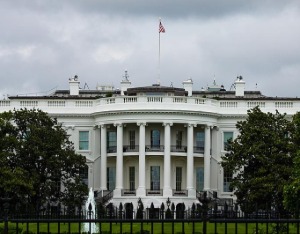 美英达成贸易协议条款 含进口汽车配额和钢铝关税