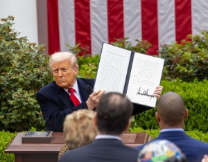 特朗普宣布将对14国加征关税