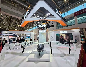 直击链博会｜看好低空经济5000亿美元蓝海！普华永道把无人机搬上展台