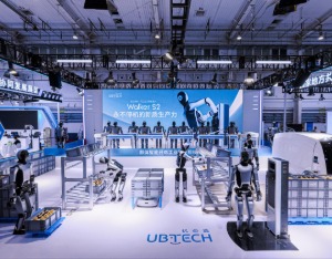 人形机器人集体“进厂打工”，优必选携新品Walker S2亮相WRC 2025