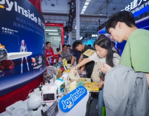 世界机器人大会：京东“会说话的机器狗”成逛展导游