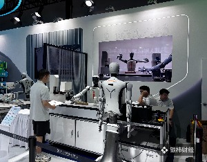 从商超到服装车间，这家创新中心的人形机器人跨场景“整活”