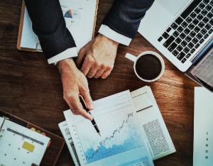 李宁2025上半年营收稳增3.3%至148.2亿，符合市场预期