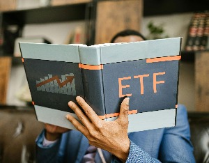 苹果或将开启新一轮产品创新周期，电子ETF收涨2.11%