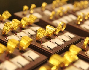 一小时内跳水近100美元！金价“过山车”是风险还是“黄金坑”？