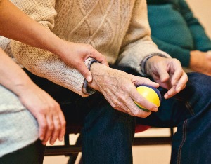 国民养老不到一年再增资！银发经济产业链转向“必争赛道”