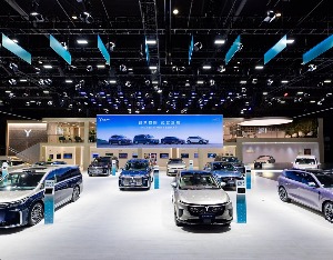 AI云舒座椅+最新鸿蒙座舱，岚图泰山座舱亮相