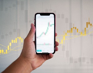 盘中涨近2%!大参林Q3扣非归母净利润同比增长47.01%