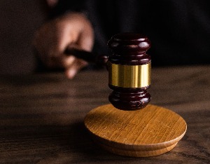 开庭4天才披露诉讼，ST岭南涉串通投标罪，曾参与法院所在地项目投标