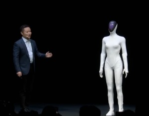 小鹏女机器人被质疑藏真人 何小鹏亲自下场澄清