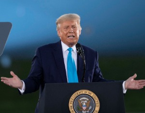 “白宫股神”特朗普狂买“受政策利好”企业债 包括英特尔、高通等