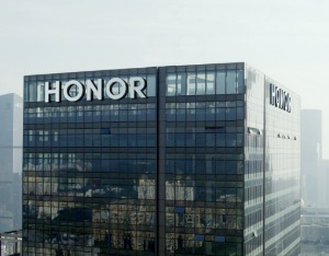 荣耀500全系搭载8000mAh青海湖电池，售价2699元起