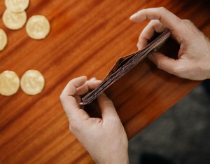 这只万科债“单骑救主”，盘中大涨90%后，包销商中信证券有救了？