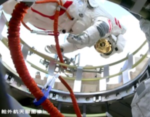 神舟二十一号航天员乘组圆满完成第一次出舱活动