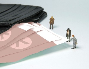 佳兆业重组、阳光城退市，债务累累的万科，站在十字路口