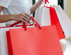 美国消费者信心指数微升，通胀、失业担忧仍存