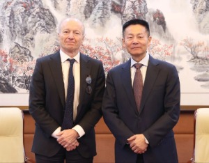 证监会主席吴清会见英国金融行为监管局主席欧达礼