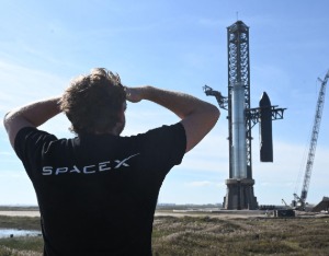 马斯克表态“是时候大规模重返月球” 并确认SpaceX开启新一轮招聘