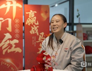 新春走基层·见新｜全球光伏首个“灯塔工厂”内，全职妈妈的数字化“转身”
