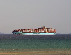 霍尔木兹海峡油轮运输陷入停滞