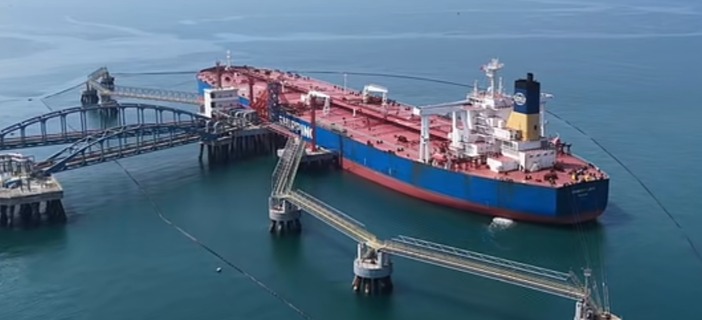 通行霍尔木兹海峡的油轮，保险费飙升