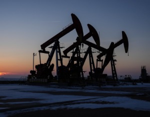 中东战火引爆能源危机，国际油价冲上90美元大关