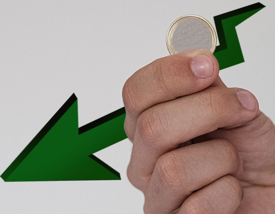 三跨“游戏、矿产、新能源”，卧龙新能上市近20年首亏：归母净利下滑超313%