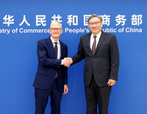 王文涛会见库克，就中美经贸关系、苹果公司在华经营发展等进行交流