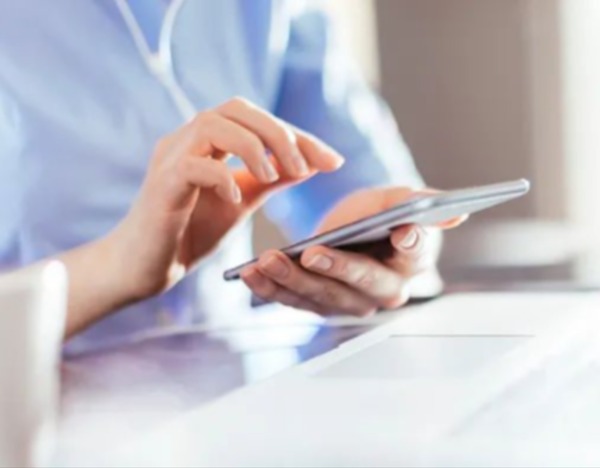 特朗普称已暂停对伊朗能源基础设施军事打击，黄金跌幅收窄，比特币涨至7.1万美元上方