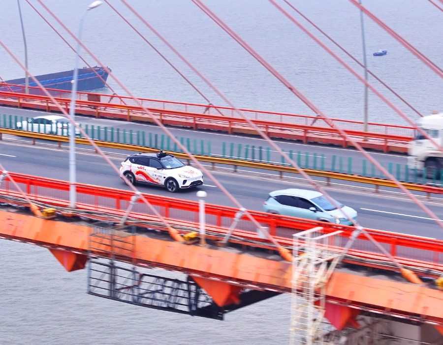 萝卜快跑“趴窝”的秘密：无人驾驶的网“卡”了