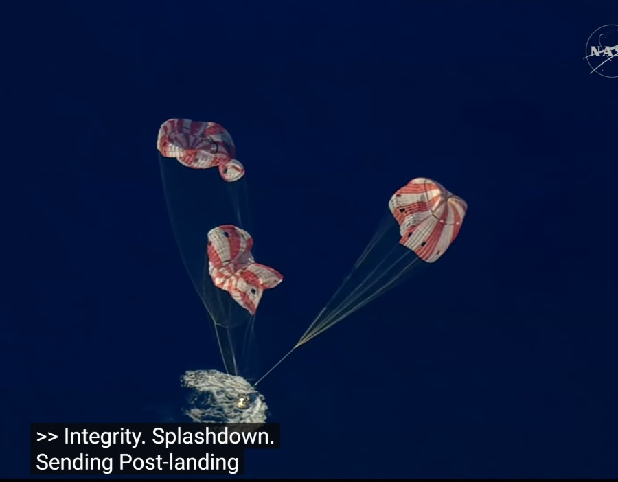 美载人绕月飞船返回地球 溅落在预定海域